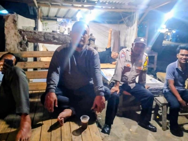Ngawangkong di Pos Ronda, Bhabinkamtibmas Desa Anggadita Wujudkan Kamtibmas di Lingkungan Kondusif