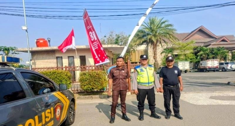 Polisi di Telukjambe Timur Laksanakan Patroli Perintis, Beri Pesan Kamtibmas Kepada Security RM Sindang Reret