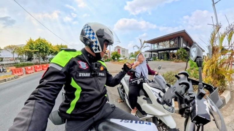 Gaungkan Kamseltibcarlantas, Satlantas Polresta Karawang Bina Etika Berlalu Lintas Pengendara Motor