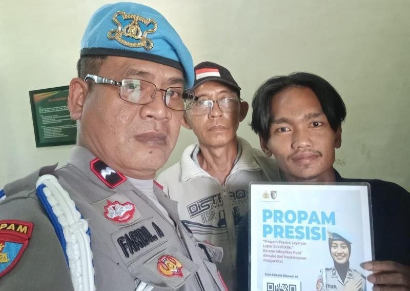 Giat Polsek Banyusari Melaksanakan Sosialisasi QR Barcode ke Masyarakat Pengaduan ke Divisi Propam Polri Bidpropam Polda Jabar