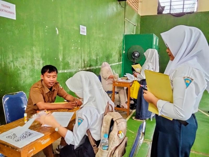 Harapan Baru Dimulai dari Antrean: Ratusan Calon Siswa SMKN 1 Cikampek Antusias Ikuti Daftar Ulang