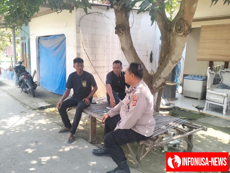 Agar Aman Dan Kondusif Anggota Polsek Pakisjaya Berikan Himbauan Kamtibmas Kepada Anggota Linmas Desa Telukjaya