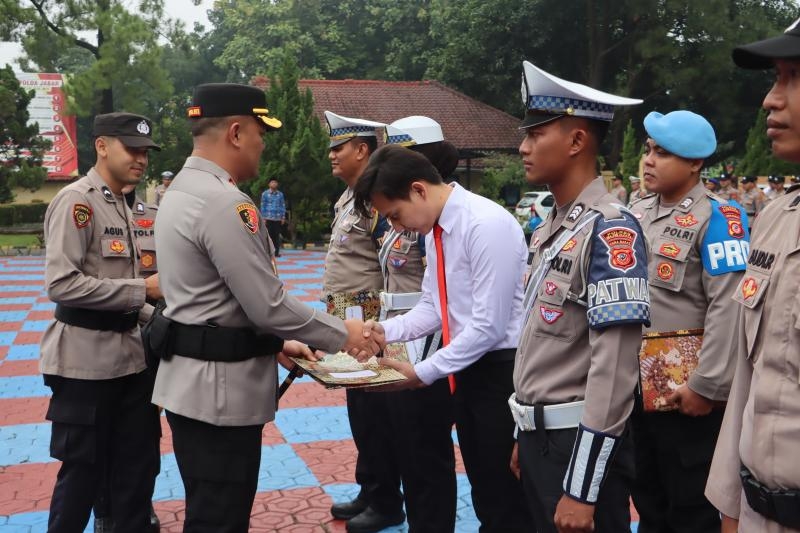 Kapolres Subang Berikan Penghargaan kepada Personel Polres Subang & Masyarakat Yang Membantu Tugas Kepolisian Polres Subang
