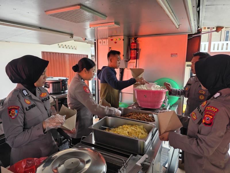 Polwan Polres Karawang Respons Bencana, Bantu Siapkan Dan Distribusikan Bantuan Makanan Untuk Warga Terdampak Banjir