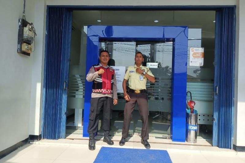 Guna cegah C3 di wilkumnya, Personil Polsek Tempuran Aipda Ilham Gumelar Sampaikan Pesan Kamtibmas di perbankan.
