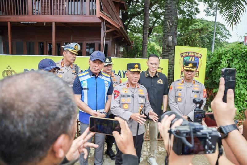 Antisipasi Puncak Arus Liburan, Kapolda Jabar Turun Langsung Cek Rest Area KM 57 Karawang