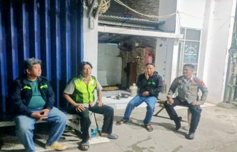 Upaya Personil Polsek Purwasari Polres Karawang Sambangi Poskamling Ajak Masyarakat Jaga Lembur Jelang Sahur