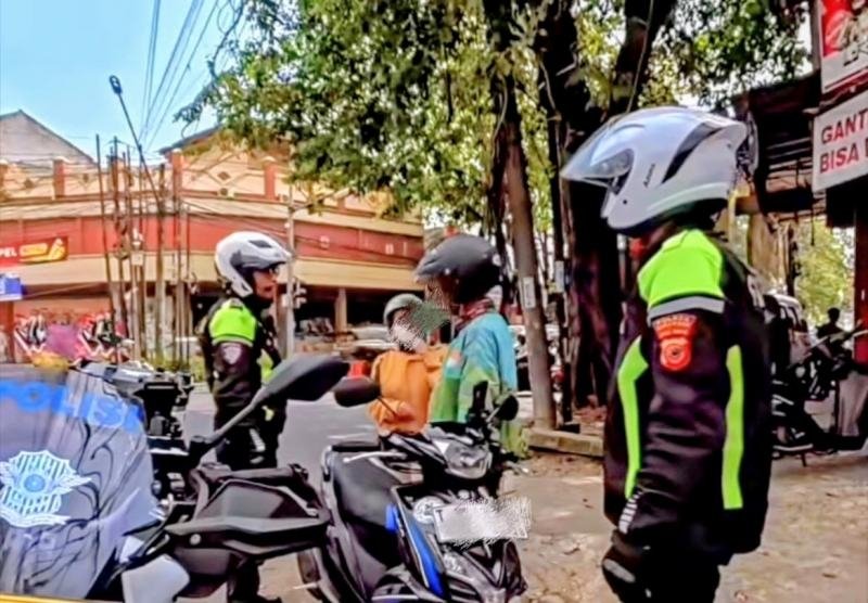 Satlantas Polres Karawang Gaungkan Budaya Kamseltibcarlantas, melalui Kegiatan Patroli Simpatik di Jalan Raya Klari