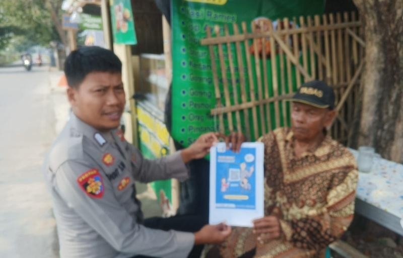 Polisi Batujaya mensosialisasikan QR Code Div Propam Polri kepada Masyarakat Batujaya