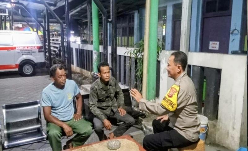 Potret Sinergitas, Bhabinkamtibmas Polsek Telukjambe Sambangi Anggota Linmas di Kantor Desa Sirnabaya