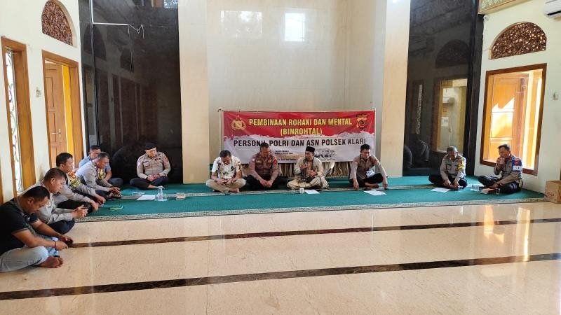 Polsek Klari Gelar Binrohtal, Perkuat Keimanan Personel dalam Memberikan Pelayanan Prima ke Masyarakat