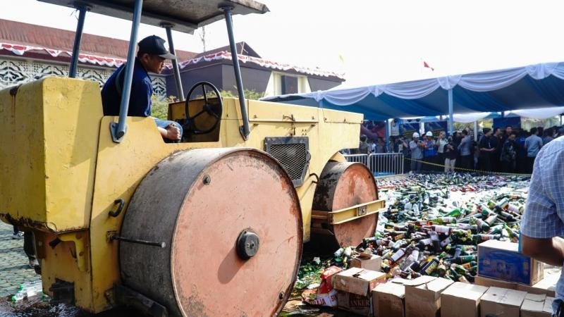 Sukseskan Pemusnahan Massal di Polda Jabar, Polresta Karawang Kirim Ribuan Knalpot Brong dan Puluhan Unit Motor Hasil Kejahatan