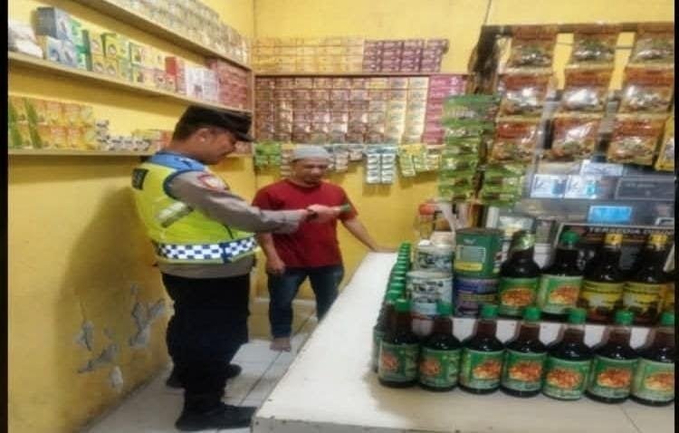 Personil Prekat Polsek Banyusari Gelar Razia Miras Demi Ciptakan Situasi Kamtibmas Kondusif
