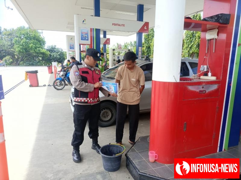 Giat Sosialisasi QR Barcode ke Masyarakat Pengaduan ke Divisi Propam Polri, Dilaksanakan Personil Bhabin Polsek Tempuran.

