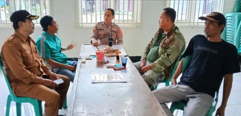 Cegah TPPO, Bhabinkamtibmas Berikan Sosialisasi TPPO Kepada Perangkat Desa Dan Warga Desa Karyasari