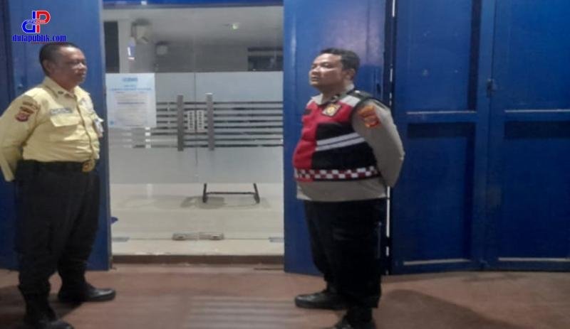 Anggota Polsek Lemahabang Sosialisasikan Layanan Call Center 110 Di Obyek Vital