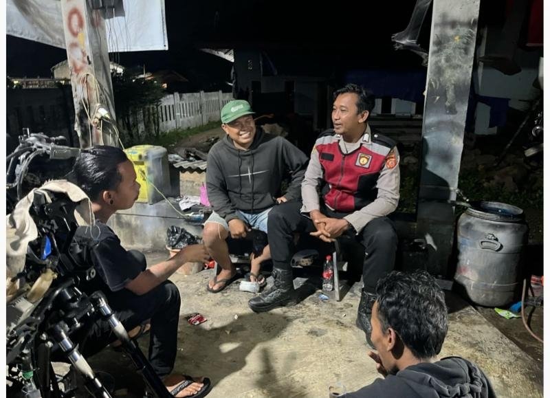 Polisi Monitoring Warga saat Ronda Malam, Pelihara Kamtibmas Lingkungan Desa Cintaasih