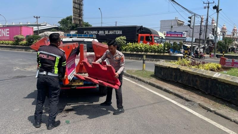 Ops Ketupat Lodaya 2026!Satlantas Polres Karawang Pasang Water Barrier dan Trailing di Traffic Light Kartim