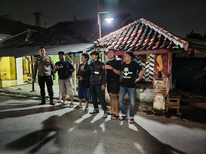 Bhabinkamtibmas Polsek Klari Ikut Serta Giat Ronda Bersama Warga