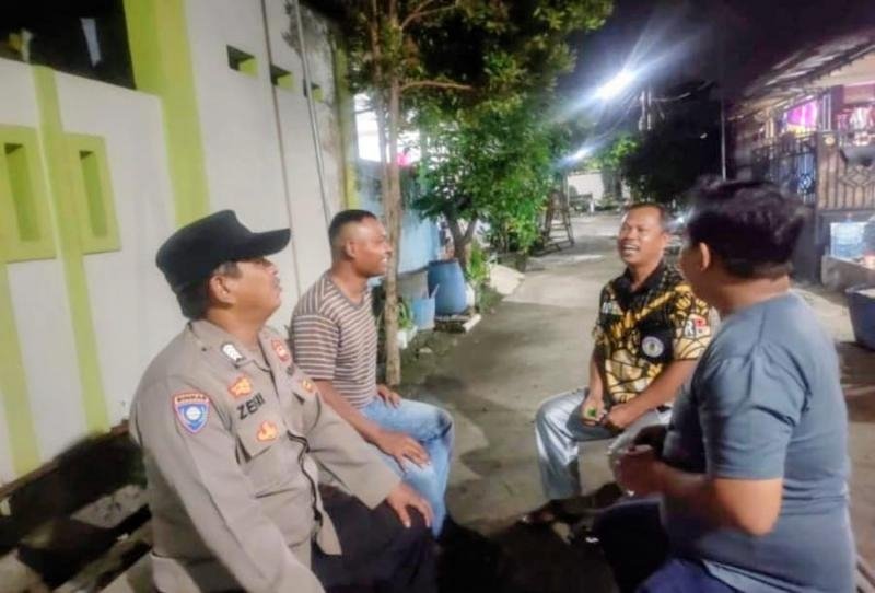 Personil Polsek Purwasari Sambangi Poskamling Ajak Masyarakat Jaga Lembur di Wilayah Binaan