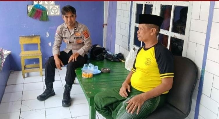 Sambang silaturahmi, Bhabinkamtibmas Polsek Rengasdengklok Kunjungi Tokoh Masyarakat Desa Mulyajaya