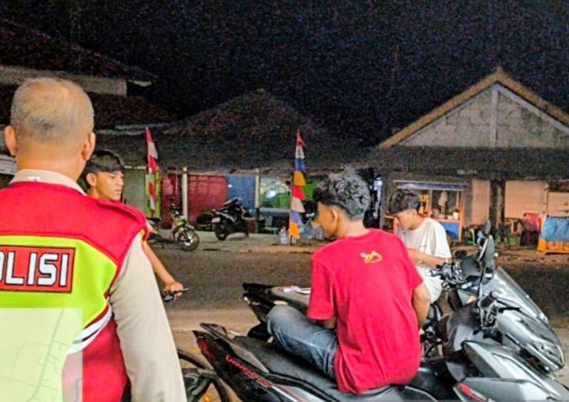 Sambang Warga Cegah Pekat Jadi Atensi Patroli Malam Personil Polsek Tegalwaru di Wilayah Desa Cintalaksana