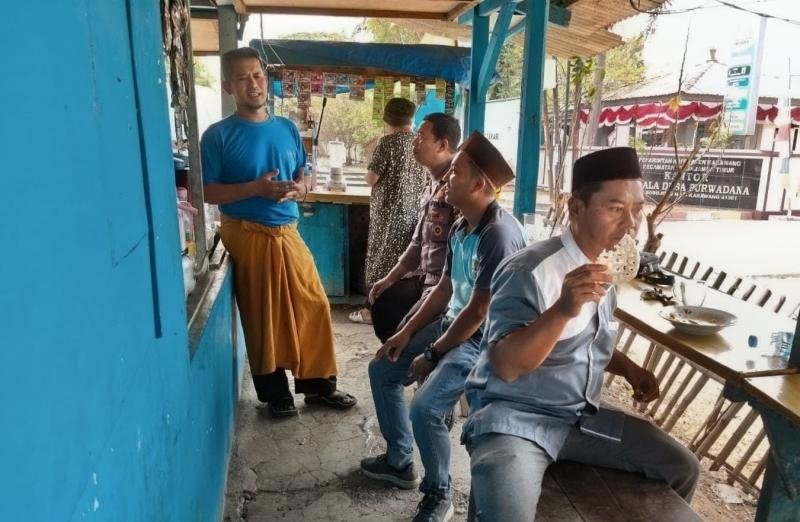 Bhabinkamtibmas Polsek Telukjambe Lakukan Patroli Dialogis, Jaga Kedekatan dengan Warga Kampung Bobojong
