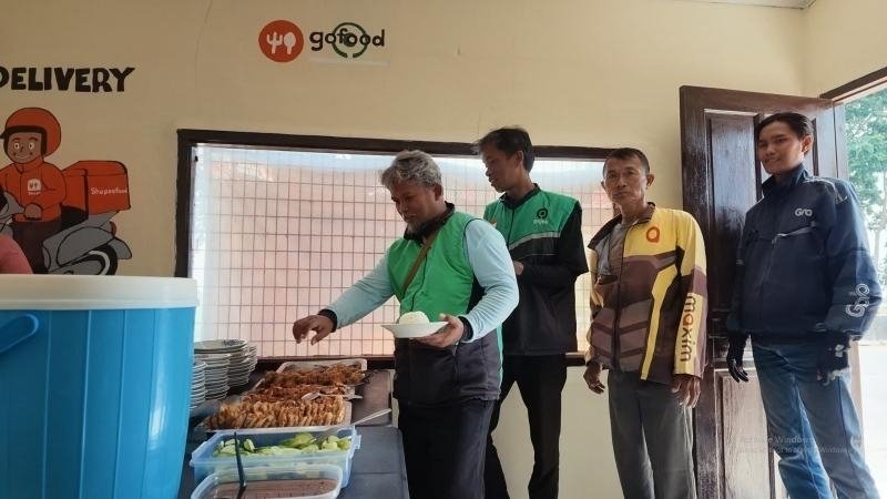Haris Terharu, Makan Gratis dari Kapolresta Karawang Bantu Pengemudi Ojol