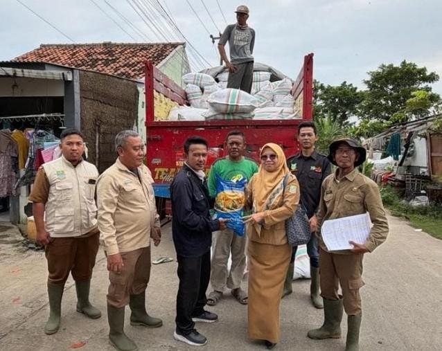 Benih Harapan Tumbuh Kembali di Sukakarya Bekasi, Ratusan Petani Terdampak Banjir Terima Bantuan