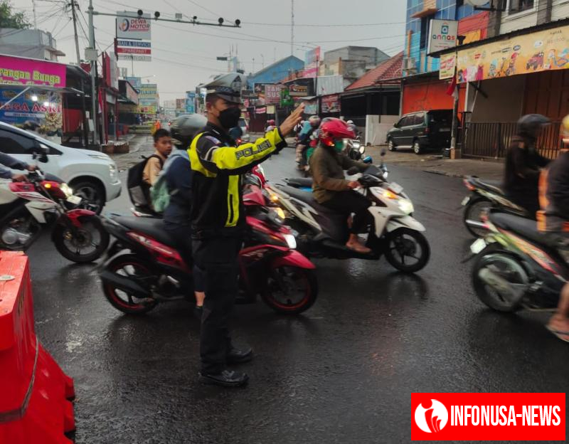 Polantas di Karawang Pantau Arus Lalu Lintas Jalan Raya Guna Atasi Kemacetan