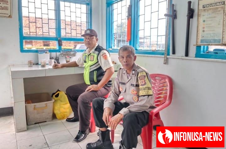 Bhabinkamtibmas Desa Duren Polsek Klari Sambangi Security, Sampaikan Nomor Layanan Kepolisian