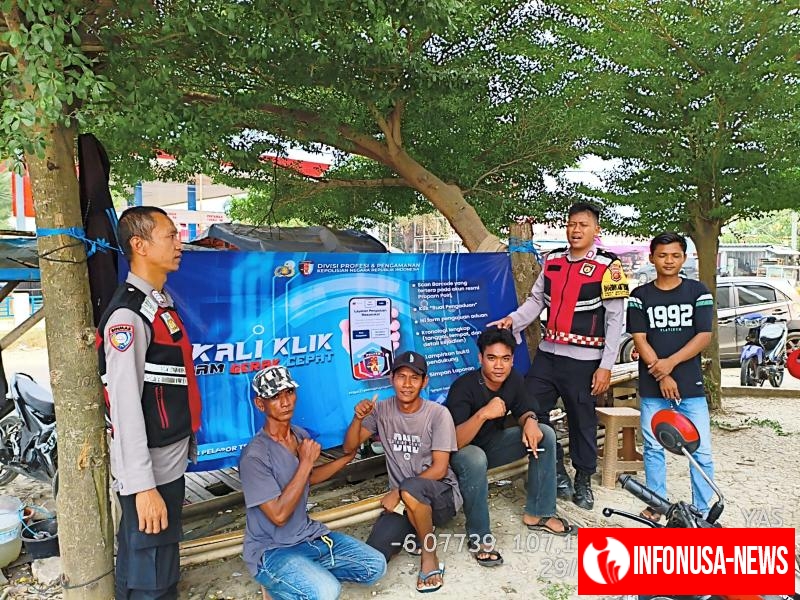 Anggota Polsek Batujaya melaksanakan Sambang dan Silaturahmi serta mensosialisasikan QR Code Div Propam Polri