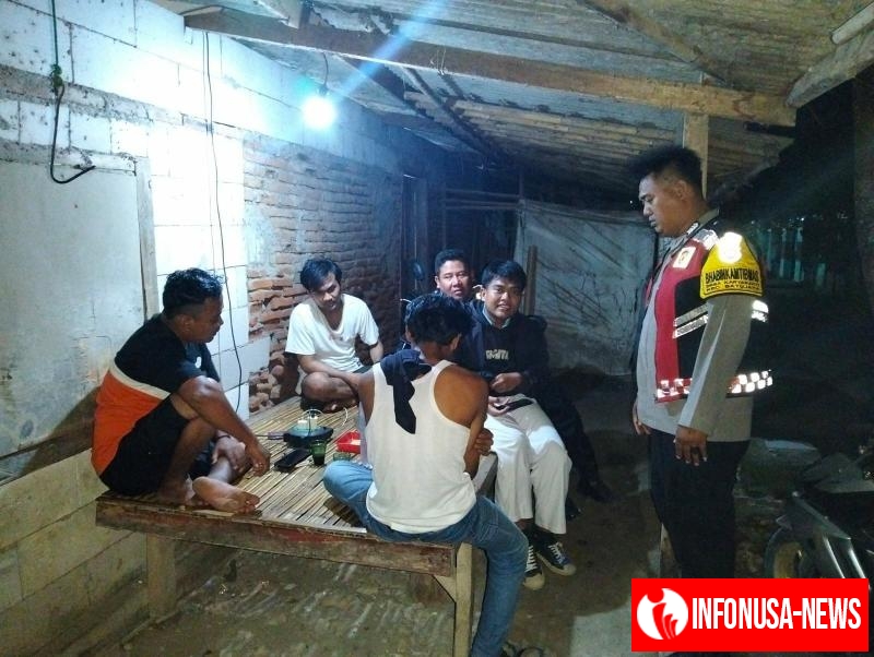 Anggota Polsek Batujaya melaksanakan Patroli Prekat serta Sambangi Masyarakat dimalam hari