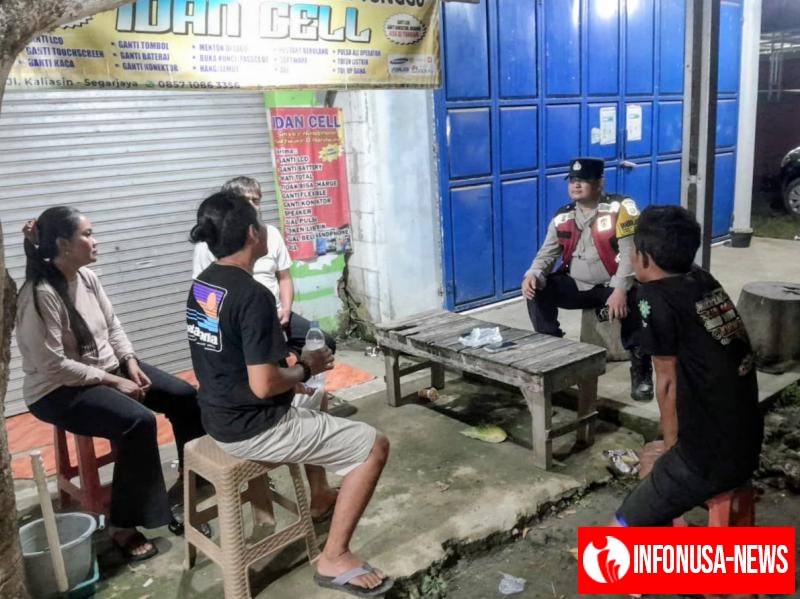 Anggota Polsek Batujaya melaksanakan Giat Ngawangkong pada malam hari bersama Masyarakat