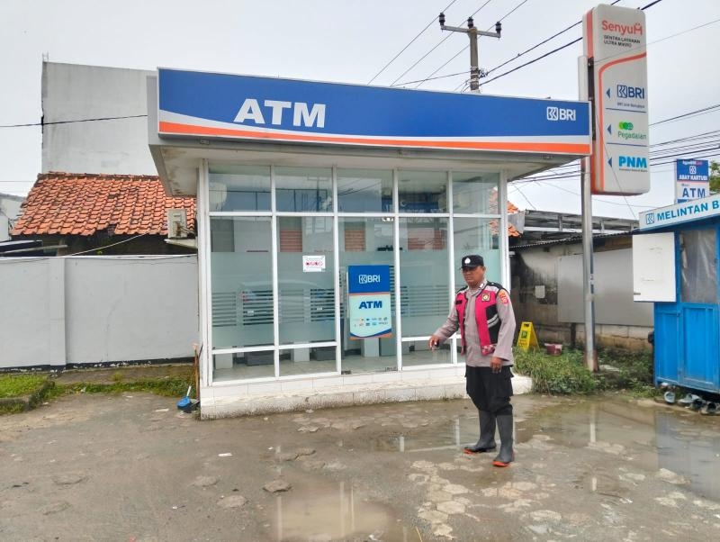 Anggota Polsek Batujaya melaksanakan Patroli Prekat dan Kontrol Keamanan Bank BRI Unit Batujaya