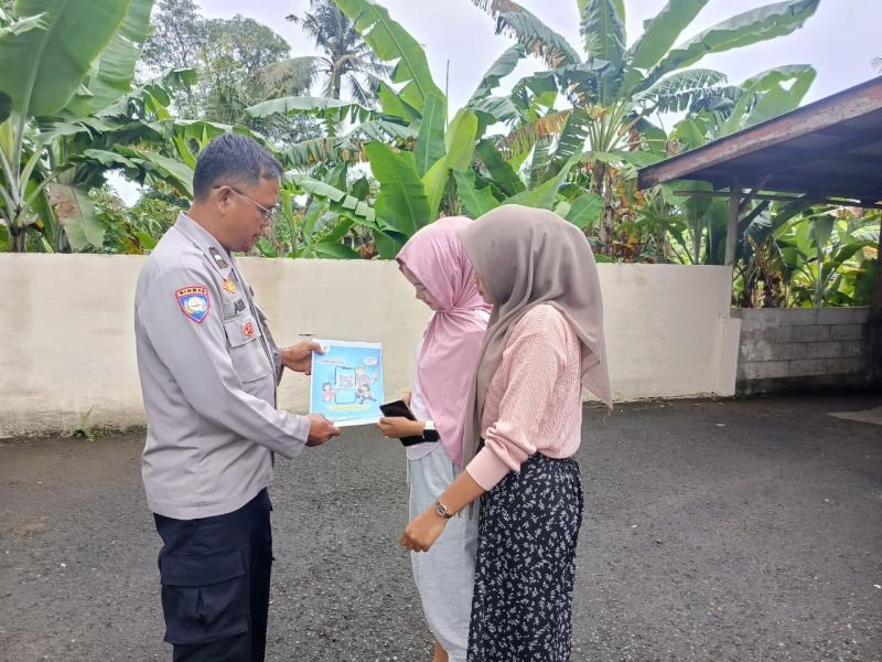 Personil Polsek Tempuran Laksanakan Sosialisasi QR Barcode Yanduan Divpropam Polri kepada Masyarakat.