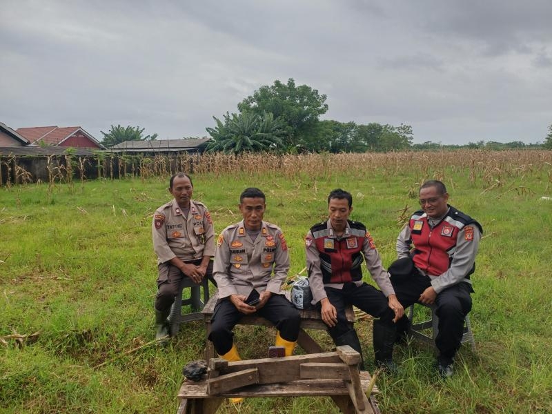 Kapolsek Batujaya bersama Anggotanya mengikuti Zoom Meeting terkait Penanaman Jagung Serentak Polda Jabar