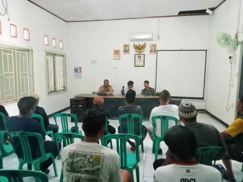 Sinergitas TNI, Polri, Babinsa Bersama Bhabinkamtibmas Hadiri Rapat Minggon Desa Kalangsari