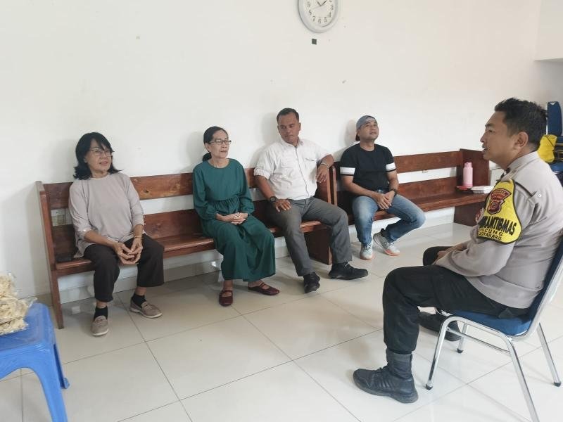 Patroli Polsek Kotabaru Sambangi Rumah Ibadah Umat Kristiani Berikan Kenyamanan Kepada Jemaat