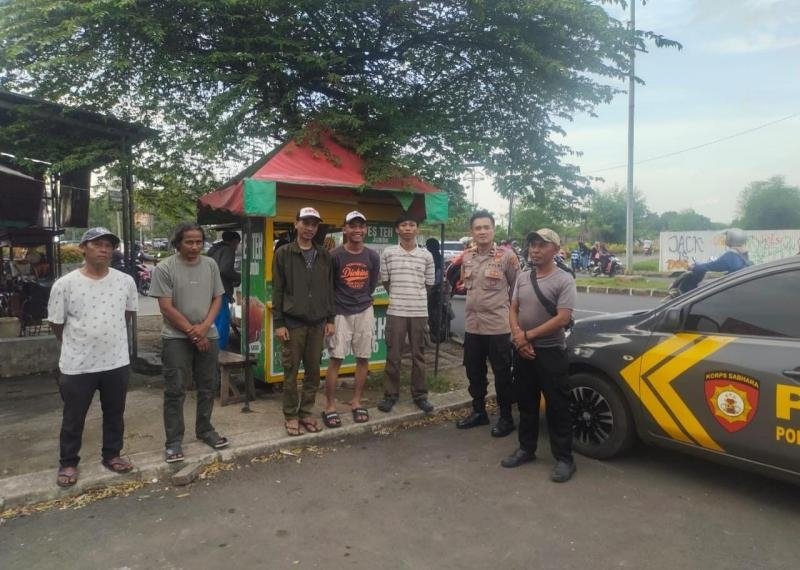 Polsek Telukjambe Timur Laksanakan Sambang Dialogis ke Warga di Prapatan McD
