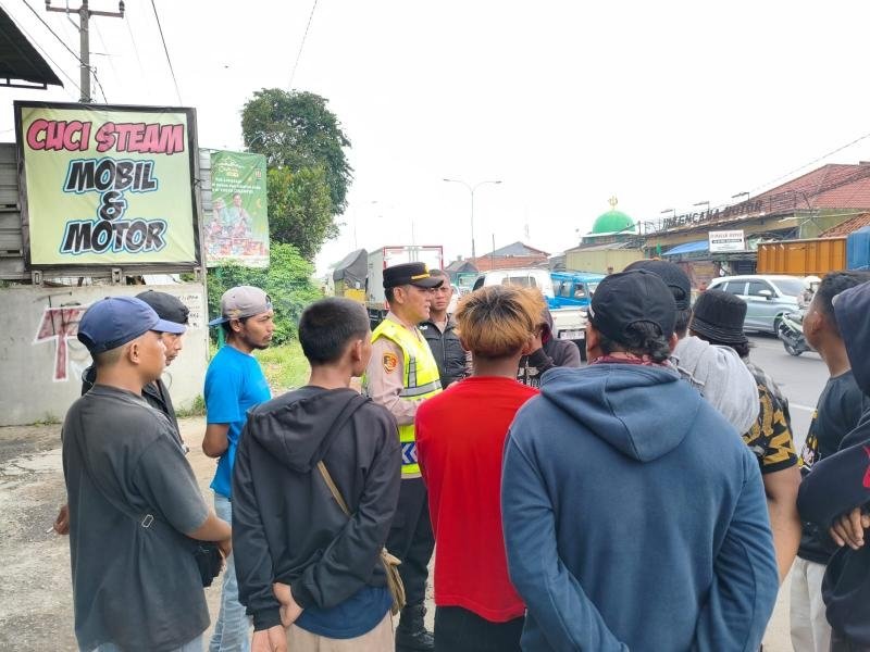 Operasi Ketupat Lodaya 2026: Personel Pos PAM Jomin Imbau "Pak Ogah" Tak Putar Balikkan Kendaraan di Turunan Flyover