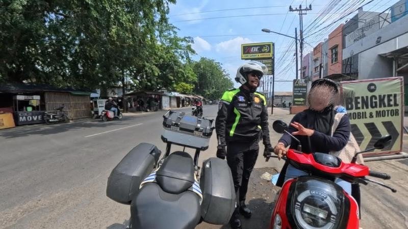 Polantas Menyapa, Berikan Teguran Hunamis namun Tegas Kepada Pelanggar Lalu Lintas