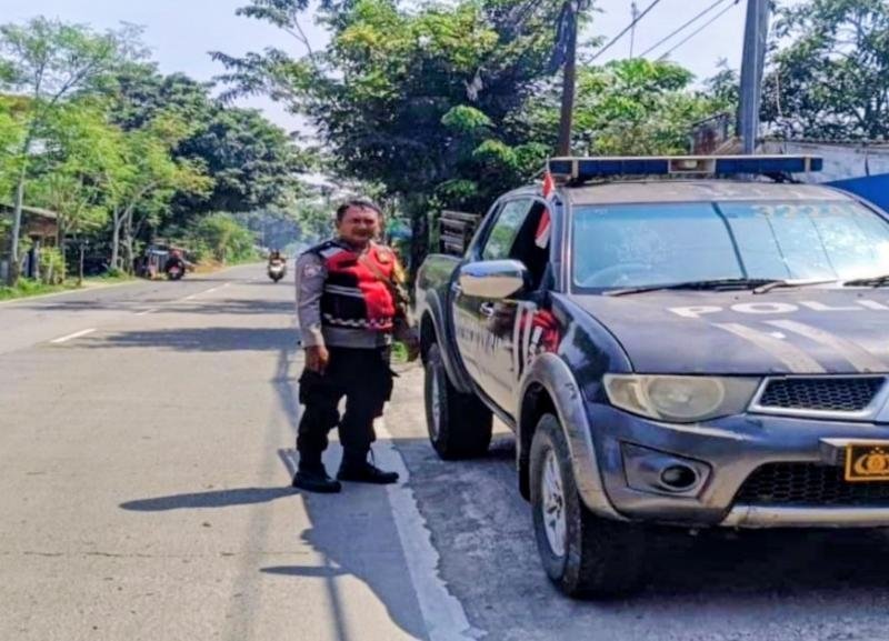 Upaya Anggota Prekat Polsek Banyusari Giat Patroli Jalan Raya Antisipasi Kejahatan di Wilayah