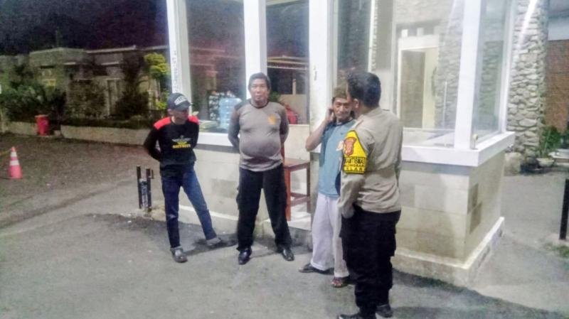 Bhabinkamtibmas Polsek Klari Sambangi Pos Satpam Perumahan BCL