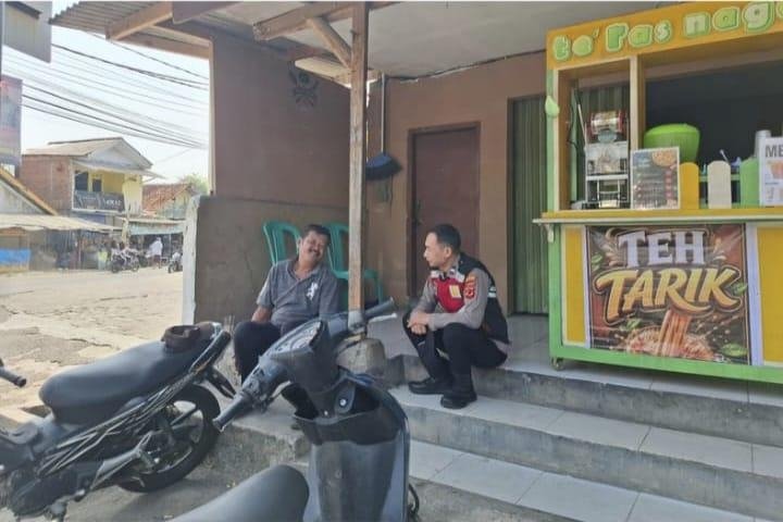 Personil Polsek Tegalwaru Ingatkan Warga Waspada Curanmor Pada Patroli Siang di Pertigaan Pasar Loji