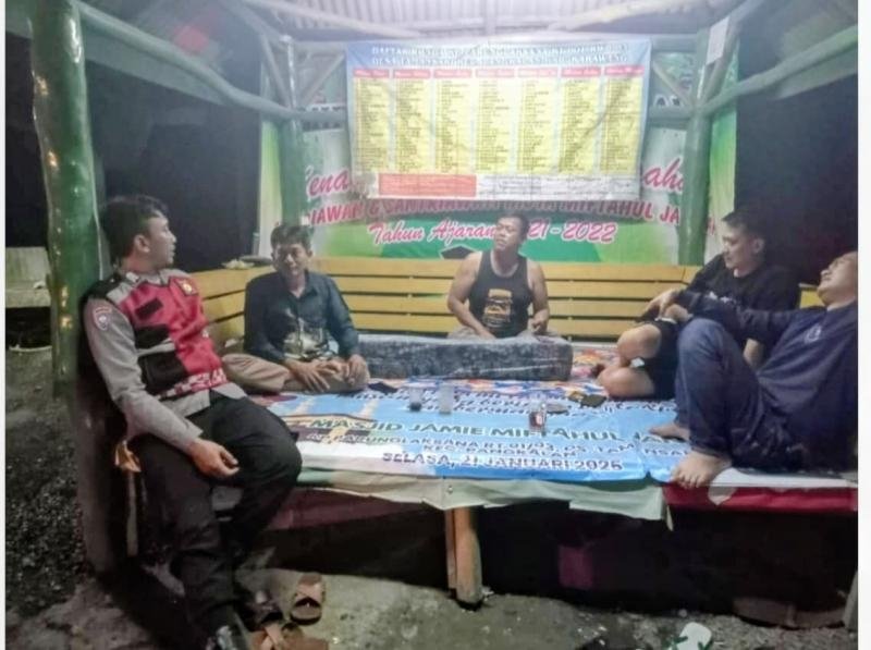 Bhabinkamtibmas Desa Tamansari Monitoring Ronda Malam, Sambangi Warga di Kampung Parunglaksana