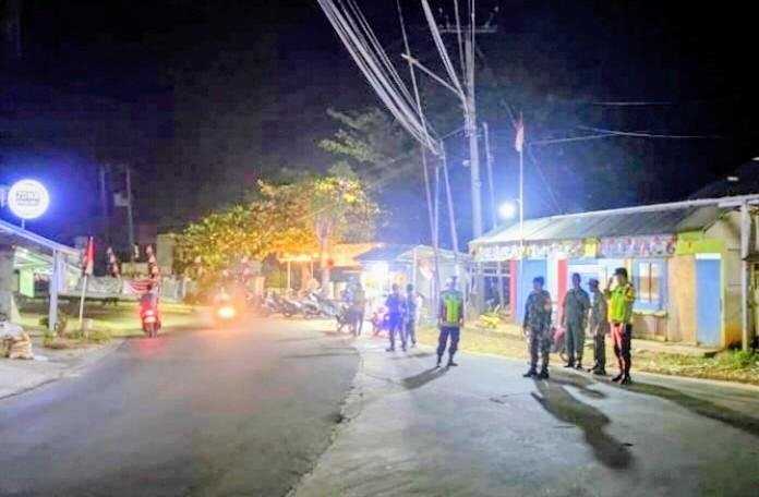 Jelang Gelar Patroli KRYD, Kapolsek dan Jajaran Polsek Tegalwaru Gelar Apel Malam Gabungan