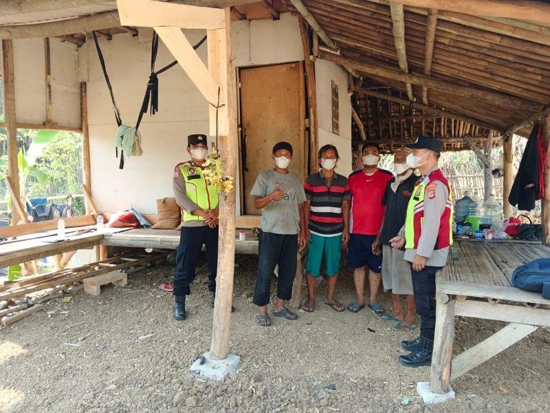 Dampak Abu Erupsi Anak Gunung Krakatau, Personil Polsek Tegalwaru Imbau Warga Kenakan Masker