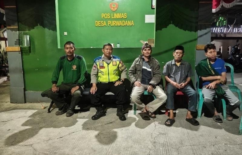 Bhabinkamtibmas Desa Purwadana Rangkul Linmas dan Warga Guna Giatkan Ronda Malam Lingkungan