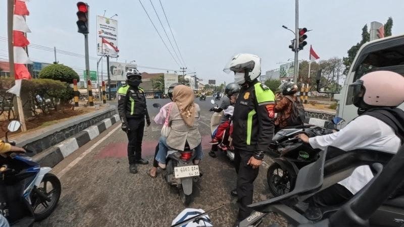 Polantas Karib Sapa Pengguna Jalan di Traffic Light Kartim, Sosialisasi Kamseltibcarlantas serta Disiplin Berlalu Lintas